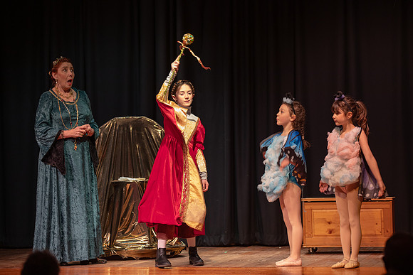 4P8A4647photoDanielCojanu_UnderCurrentProductions_hi_res