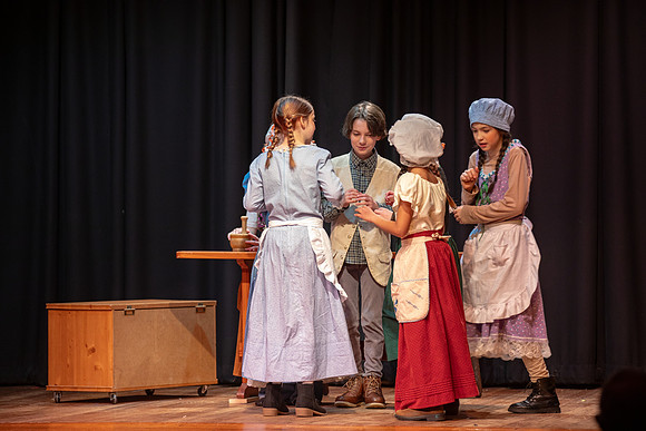 4P8A4717photoDanielCojanu_UnderCurrentProductions_hi_res